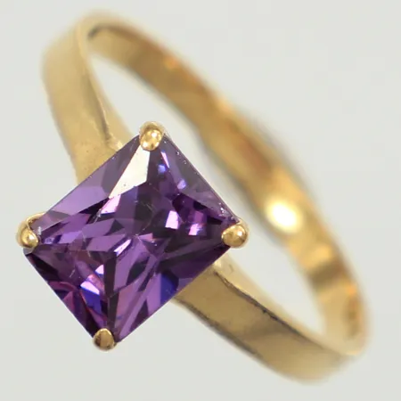 Ring med lila sten, repig sten, stl 17¼, bredd ca 8mm, 18K Vikt: 3,4 g