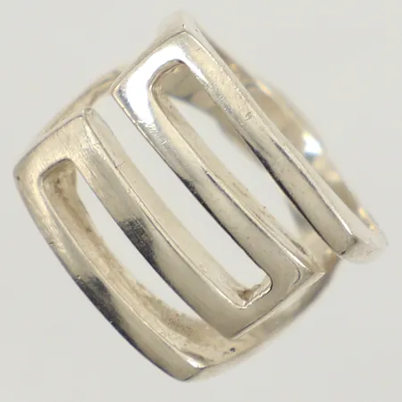 Ring, stl 18, bredd 16,8mm, 925/1000 silver Vikt: 8 g