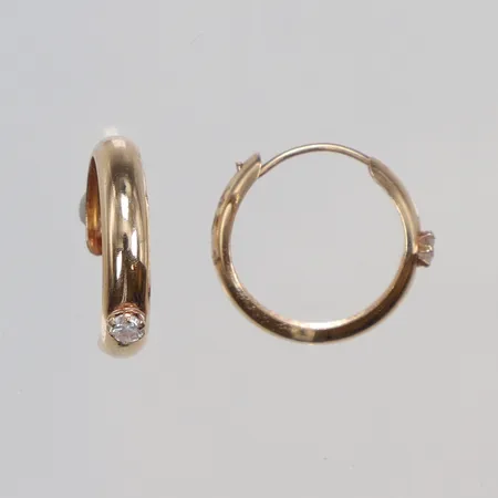 Ett par örhängen med vita stenar, Ø12mm, något skeva,18K Vikt: 0,6 g