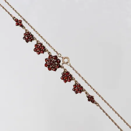 Collier med granater, längd 41,5cm, bredd 1-13mm, gulmetall. 