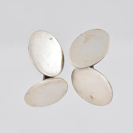 Ett par manschettknappar, defekta, klämda, silver  Vikt: 5,7 g