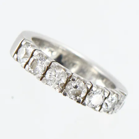 Ring, 7 diamanter ca 1,40ctv, en diamant naggad, stl 17, bredd: 4mm, gravyr,  PT 950 Vikt: 10 g
