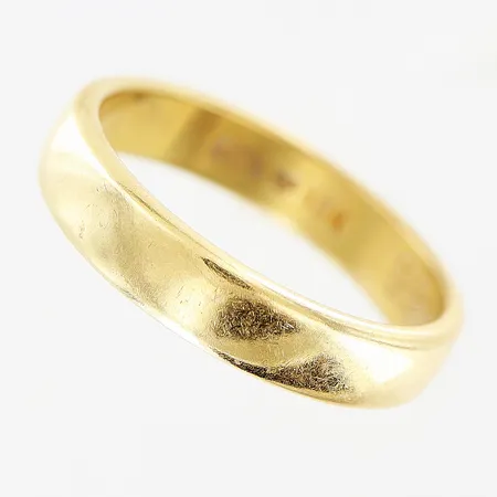 Ring, slät, stl 16¾, bredd 3,5mm, gravyr, 18K. Vikt: 4,3 g
