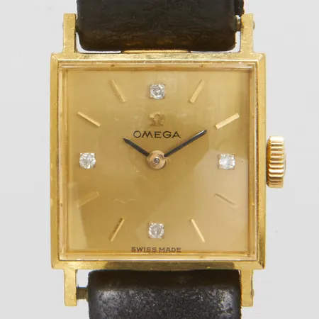 Damur Omega 18K, manuell, 17x17mm, diamantindex, läderarmband ej original, monogram gravyr, inga andra tillbehör. 