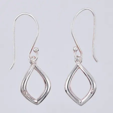 Ett par örhängen med vit sten, längd: ca 3,3cm, bredd: ca 1-10mm, GHA, 925/1000, silver Vikt: 2,3 g