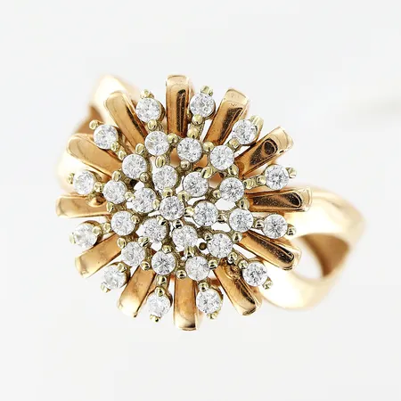 Ring, vita stenar, stl 18, bredd 3-16mm, höjd från skenan 10,5mm, 14K Vikt: 4,4 g