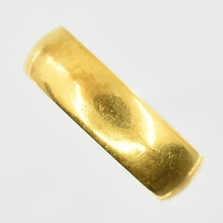 Ring, stl 18½, bredd 6 mm, gravyr, 23K. Vikt: 7,1 g