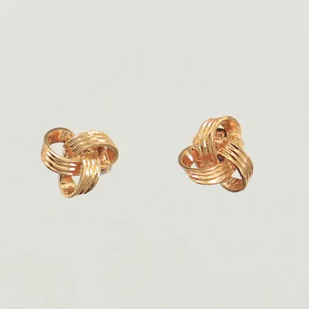 Ett par örhängen, Ø 7,7mm, udda snurrebussar, 18K Vikt: 1,3 g