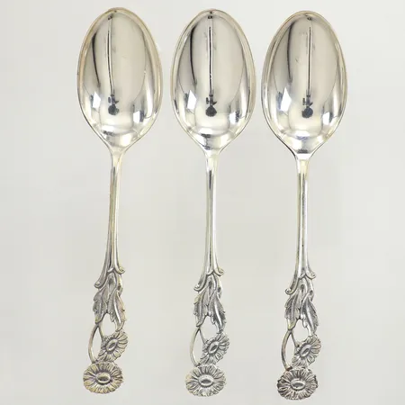 Tre efterrättsskedar, floral dekor, längd 14,5cm, silver 830/1000 Vikt: 62,9 g