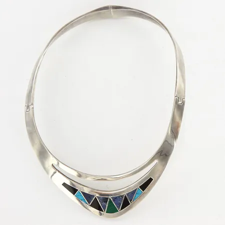 Halsring, stel öppningsbar, innermått 43cm bredd: 8-35mm, infällda detaljer i sten, silver Mexico 925/1000 Vikt: 117,3 g