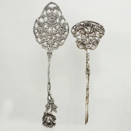 Kakspade, längd 17,5cm, kaktång, längd 14cm, floral dekor, silver Vikt: 83,9 g