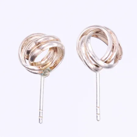 Ett par örhängen, 21x8mm, saknar snurrebussar, ostämplat silver Vikt: 1,3 g