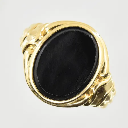 Klackring med onyxplatta, stl 21, bredd 4-18 mm, skev skena, 18K. Vikt: 6 g