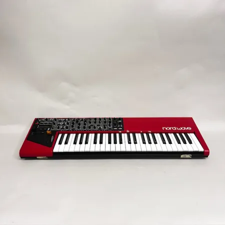Keyboard, Nord Wave synthesizer, serienummer: WA60164, mått: 86x7,5x27cm, ej funktionstestad, fläckar, bruksslitage, kablars, mjukt fodral, OBS. SKICKAS EJ! Specialfrakt, kontakta pantbankskontoret för mer information.