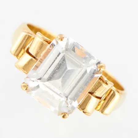 Ring med vit sten, stl 20¼, bredd 4-12mm, Hallengren Aktiebolag 1955, skevheter, 18K Vikt: 7,3 g