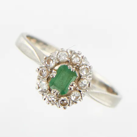 Ring vitguld, smaragd, 10 diamanter 8/8 slipade, ca 0,01ct, stl 16¼, bredd: 2-9mm,svag gravyr,18K Vikt: 2,5 g