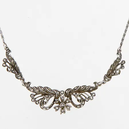 Collier med markasiter, 43cm, kedjans bredd: 2mm, hängdel bredd: 15mm, silver 835/1000 Vikt: 10,3 g