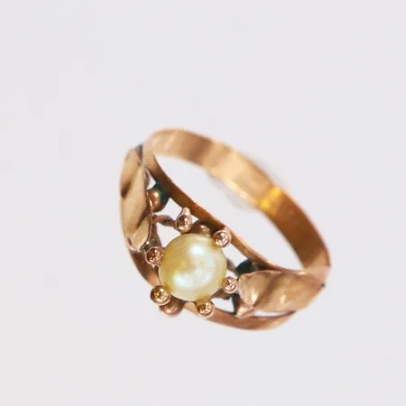 Ring med pärla, stl: 15, bredd 3-9mm, skev, 18K.  Vikt: 1,8 g