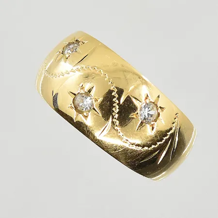 Ring med vita stenar, stl 14½, bredd 4-8 mm, 18K. Vikt: 1,6 g