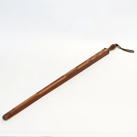 Mätsticka i trä, 1800-tal, med rutmönstrad intarsia, ca 68,5cm, två bitar fanér bortslitna längst ut, slitage, Skickas med paket.