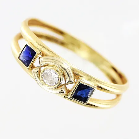 Ring, blå/vita stenar, stl 18, bredd 2-5mm, GHA, 18K. Vikt: 1 g