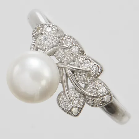 Ring, odlad pärla, vita stenar, stl 18, bredd 2-11,5mm, 925/1000 silver Vikt: 3,2 g
