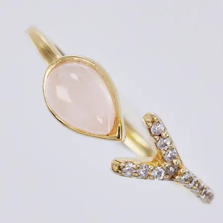 Ring med rosa/vita stenar, stl: 15, bredd: ca 1-4mm, 925/1000, förgyllt silver Vikt: 0,9 g