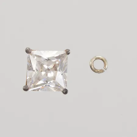 Udda örhänge med vit sten, mått ca 9x9mm, öppen ögla, silver, Vikt: 1,9 g