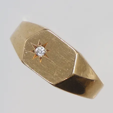 Klackring, med diamant 0,08ct enligt gravyr, stl 16¾, bredd 2-6mm, 18K Vikt: 4,6 g