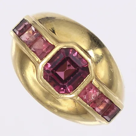 Ring med rhodoliter, stl 16, bredd 3-13mm, repig, nagg på stenar, bortnötta stämplar, 18K Vikt: 7,5 g