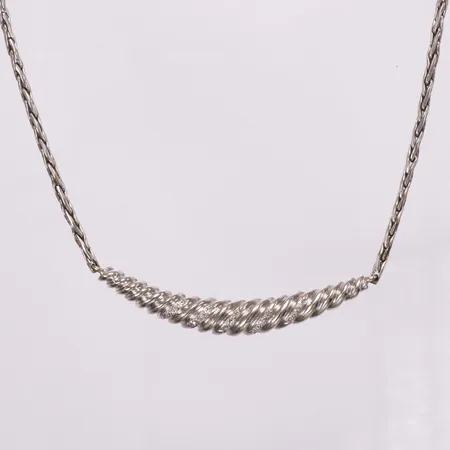 Collier, diamanter 15xca0,01ct, längd 44cm, bredd 2-7,7mm, halvstelt, vitguld, 18K  Vikt: 22,9 g