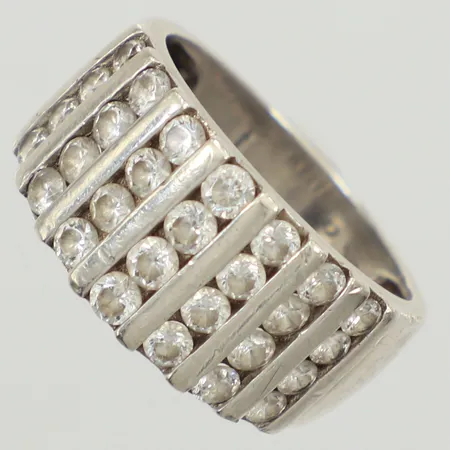 Ring med vita stenar, stl 18¼, bredd 11mm, bucklig, 925/1000 silver Vikt: 5,3 g