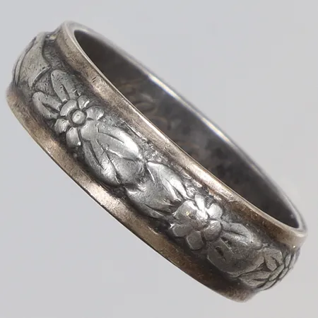 Ring mönstrad stl 18½, gravyr silver 830/1000 Vikt: 4,6 g