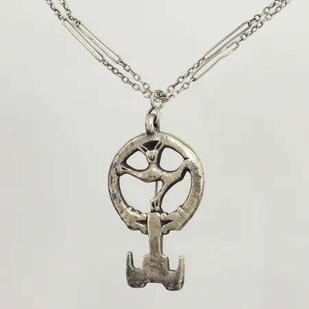 Brosch/ hänge Nyckeln till Valhalla, ca 60mm, bredd 35mm, Hovjuvelerare W A Bolin AB år 1955, kedja ca 70cm, bucklig, silver Vikt: 37,3 g