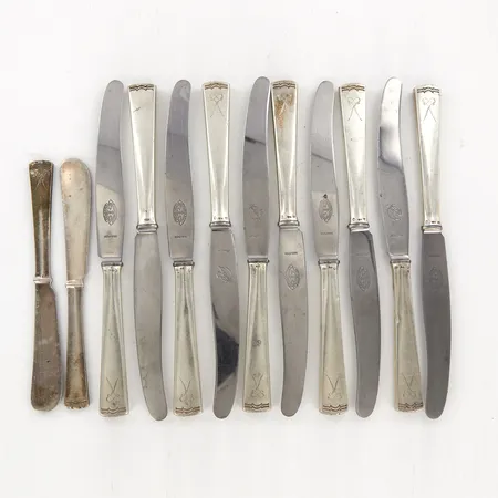 10 knivar, 21cm, blad i rostfritt stål, 2 smörknivar 15,5cm, modell Diana, monogramgravyr, silver 830/1000, brv 625,9 gram Vikt: 625,9 g
