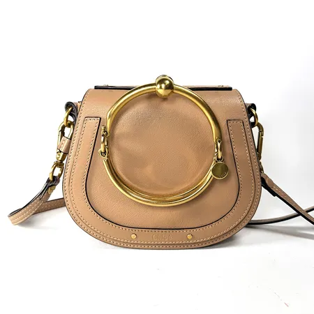 Väska, Chloé, Nile Bracelet, Made in Italy, beige, 04177065, handtag och detaljer i gulmetall, avtagbar samt justerbar axelrem, inner- och ytterfack, magnetlås, fläckar invändigt, något missfärgat läder på undersidan, bruksslitage, inga tillbehör