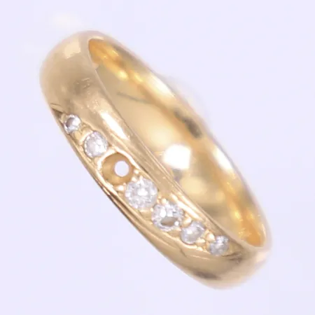 Ring med diamanter totalt 0,15ctv enligt gravyr, tillv. Schalins, stl 16½, bredd 4mm, defekt, saknar en diamant, 18K Vikt: 3,5 g
