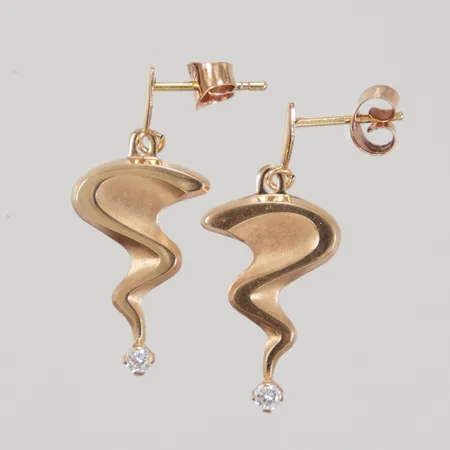 Ett par örhängen med vit sten, 26mm, bredd 11,8mm, Pernilla Wiberg, Alton, 18K Vikt: 1,7 g