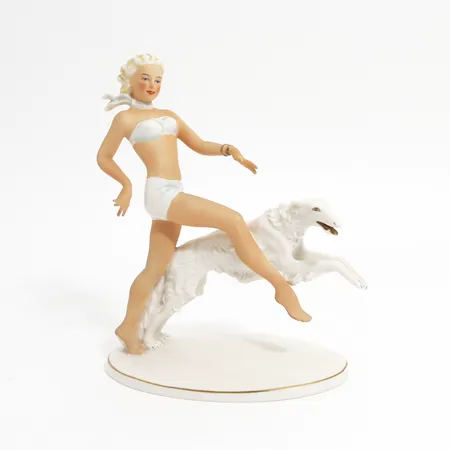 Figurin Schaubach kunst kvinna med Borzoi-hund. höjd: 25cm, Tyskland, 1900-talets första hälft, mindre blå missfärgning på kvinnans lår Skickas med paket.