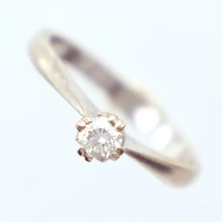 Ring diamant W/Si, 0,22ct, enligt gravyr, vitguld, Ø17mm, 18k    Vikt: 2,4 g
