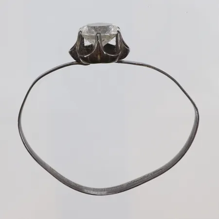 Armring, öppningsbar, med vit sten, defekt skena, silver 925/1000, bruttovikt 18,5g Vikt: 18,5 g