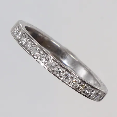 Ring i vitguld "halvallians" med diamanter 15xca0,02ct, stl 17 bredd 2mm, AEN (Atelier Ajour) Stockholm 1956, 18K Vikt: 3,2 g