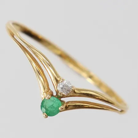 Ring med vit och grön sten, stl: 19, bredd 1,2-5,5mm, 18K.  Vikt: 0,8 g