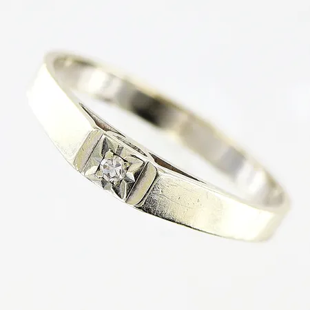 Ring, diamant ca 0,02ct, stl 17¼, bredd 2,5-3mm, vitguld, i behov av rodiering, 18K Vikt: 1,9 g