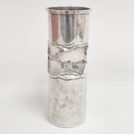 Vas, hamrad dekor, höjd ca 18,5cm, Ø 6,3cm, Rolf Karlsson, år 1992, Grillby, 925/1000 silver Vikt: 341,4 g