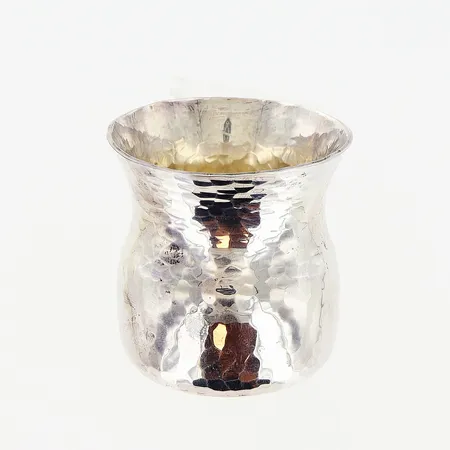 Bägare höjd 53mm, Ø53mm, hamrad yta, Mema, L, kattfot, handmade, Löfman, personlig gravyr på undersida, 830/1000 silver. Vikt: 63,5 g