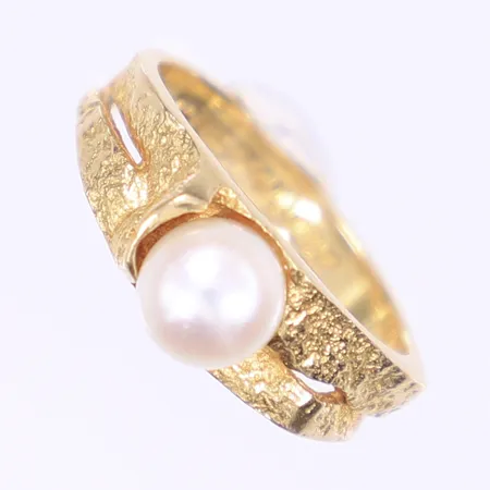 Ring med pärla, hamrad dekor, design Björn Weckström, stl 16½, bredd 3-7mm, 18K  Vikt: 4 g