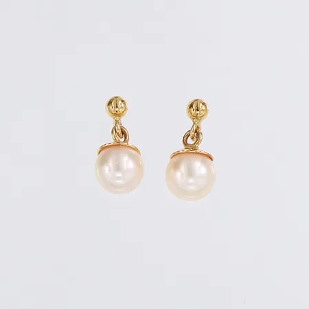 Ett par örhängen med odlade pärlor, Ø6,5mm, saknar snurrebussar, 18K Vikt: 1,4 g