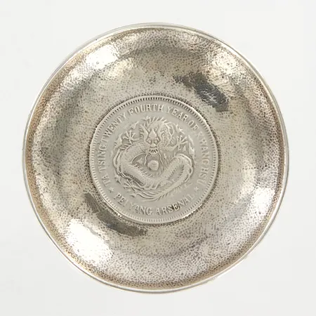 Fat med kinesiskt silvermynt, 5 Jiao, Ta Tsing Twenty Fourth Year of Kwang Hsu (1897-1898), Pei Yang Arsenal, Silver 860/1000, fat i okänd silverhalt, Ø8cm, bruttovikt: 50,2 gram Vikt: 50,2 g