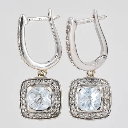 Ett par örhängen, vitguld, diamanter 0,175ctv/st enligt gravyr, ljusblå sten, längd 23mm, GHA, 18K Vikt: 4,3 g